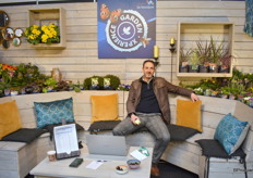 Arnoud van der Knaap van Kwekerij de Noordpoel had het beter bekeken en nam zijn eigen relax-fortui mee naar de beurs. Naast het relax-fortui toonde hij ook een breed assortiment aan “visueel aantrekkelijke vaste planten” in diverse potmaten voor de tuincentra.